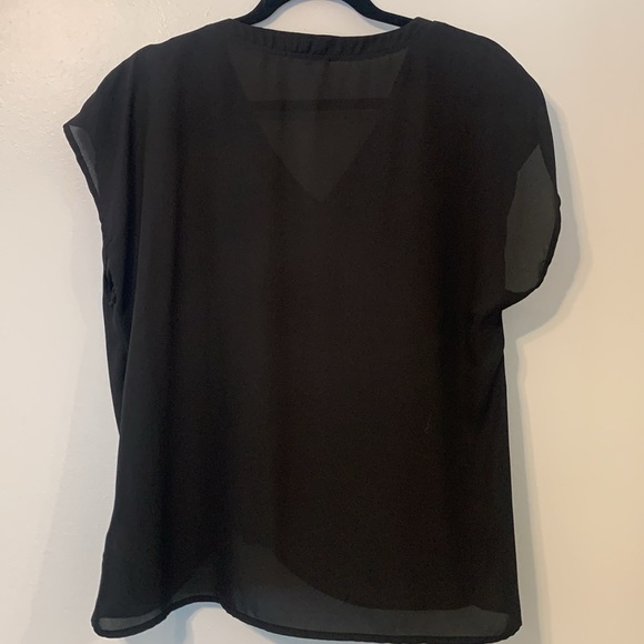 Sleeveless blouse, not too sheer, with twist knot - Picture 2 of 3